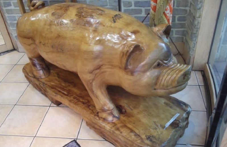 高座豚彫刻