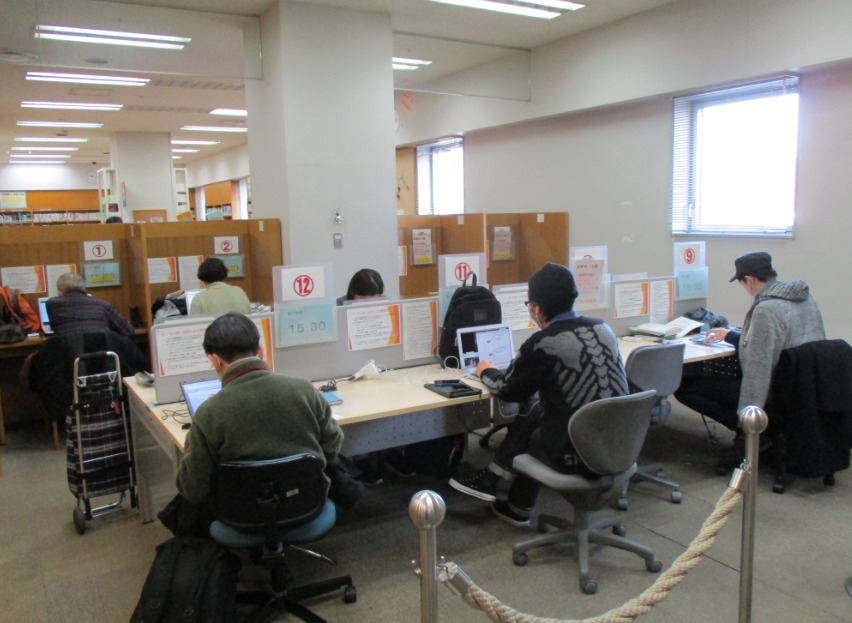 町田中央図書館パソコンルーム