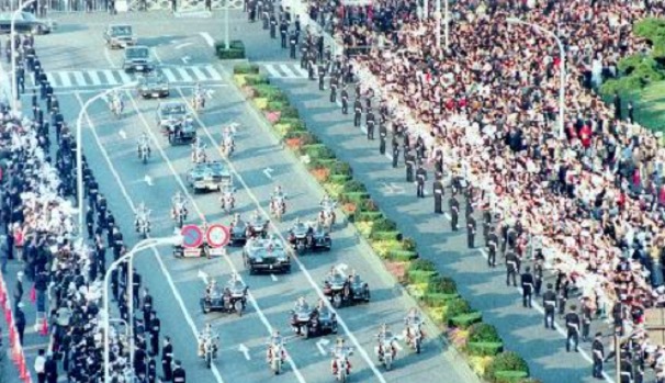 1990年11月平成天皇即位パレード　祝田橋